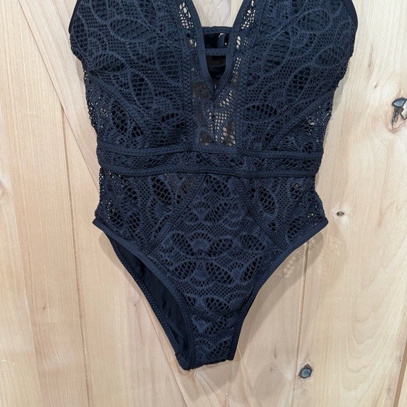 Becca Women's Crochet Plunging One-Piece Keyhole Swimsuit Size Small Black Sexy - Picture 8 of 16